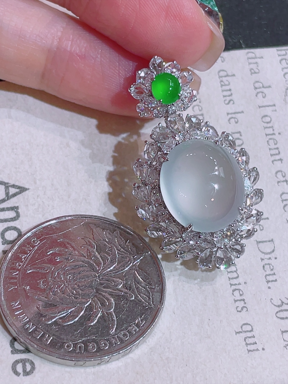 ️高冰玻璃种大鸽子蛋吊坠 无裂 18k金镶嵌 种水 全景天窗 重金镶嵌 南非钻镶 厚装饱满 高贵优雅 荧光四射 刚性十足 高端大气 性比高 整体34.5-19.8-12.8裸石14.2-12.2