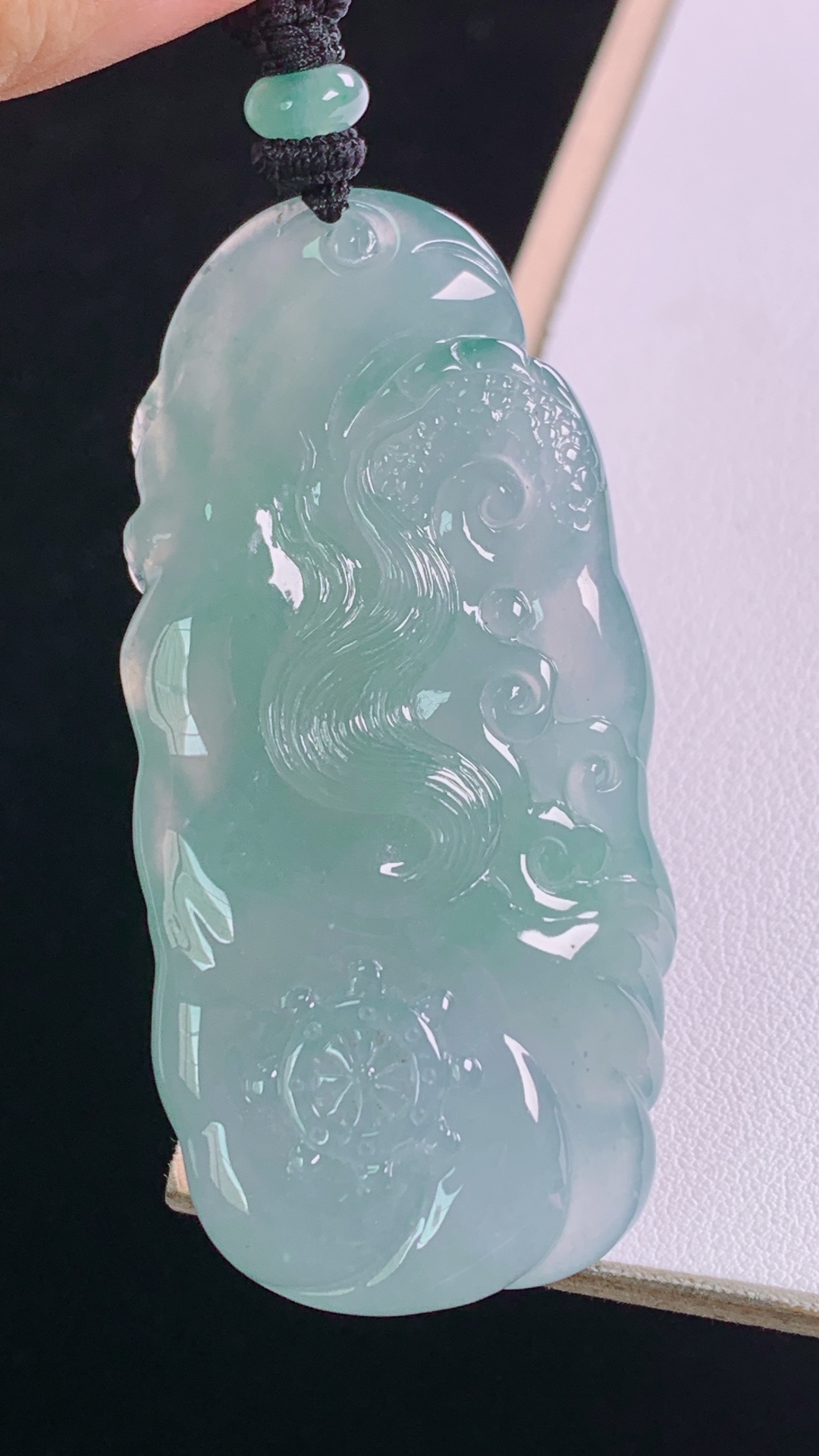 冰蓝龙牌，有种有色，雕工精湛，霸气，无裂，尺寸:61.7-30.0-16.7mm