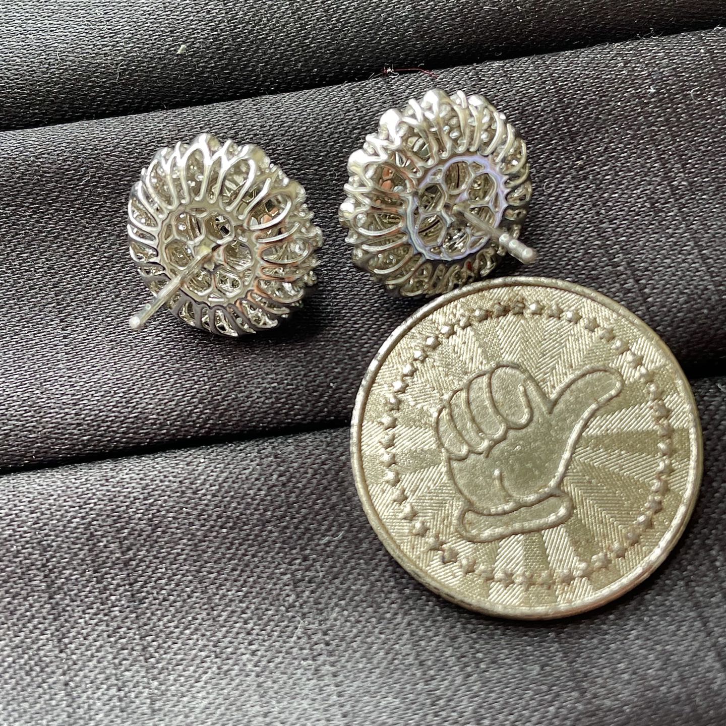 ️缅料高冰阳绿耳钉，色辣，饱满水润，18k金镶嵌，无裂，裸石尺寸8.5/8.3/4.5--16/15.3/10编码0706好数字