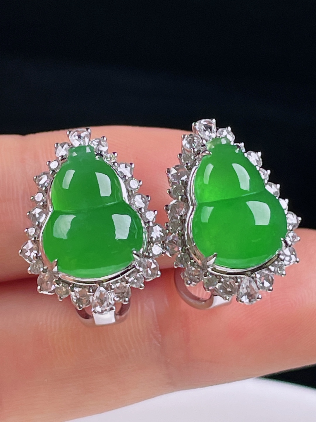 ️冰绿耳包，老种起光 ，细底通透，尺寸：裸石13.4/9.8/4mm0706