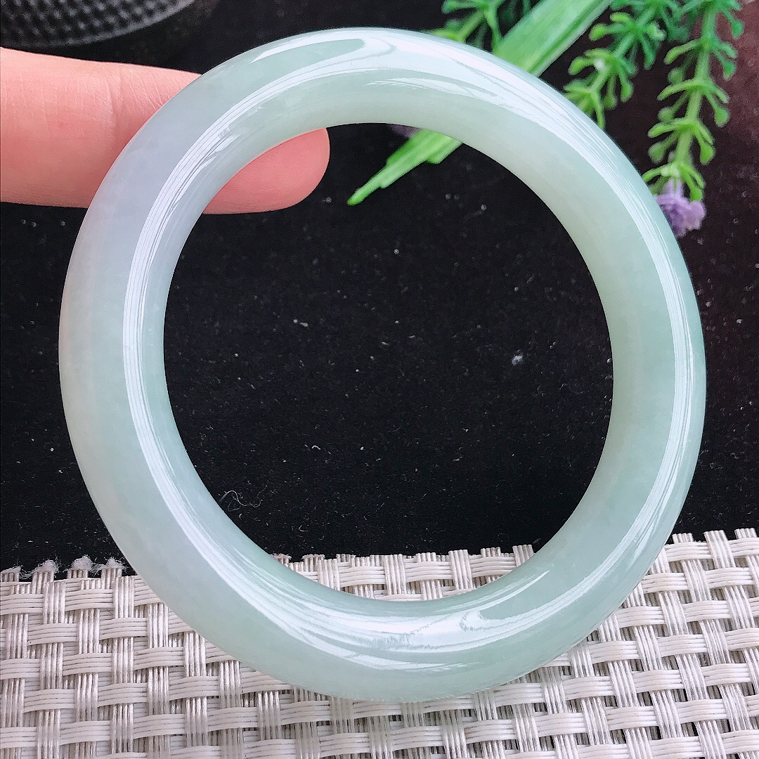实拍A货翡翠56.5/11/10.8老坑冰纯起胶冰晴绿圆条手镯平安镯美人镯