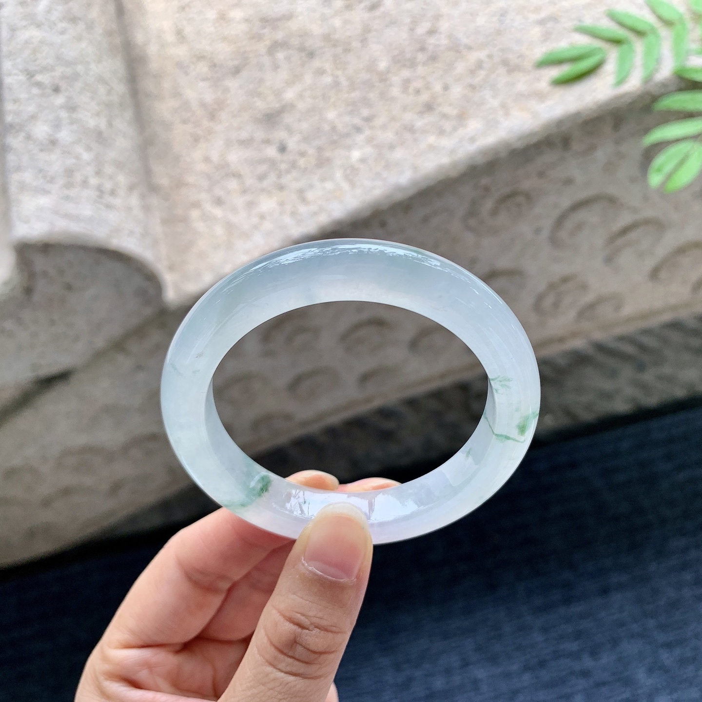 正圈 圈口52.2/10.1/8.6 编码DZ070807 描述冰糯飘花，清透，水润，种老，细腻，打灯有絮线