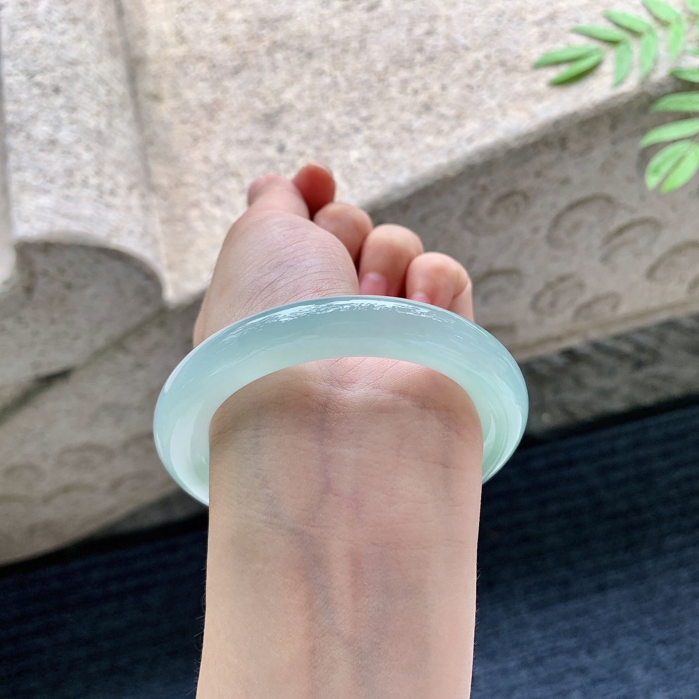 圆条53 54【圈口】54.1/10.2/10.8【编码】A2070853【描述】糯冰飘花，水润，种老，细腻，无裂
