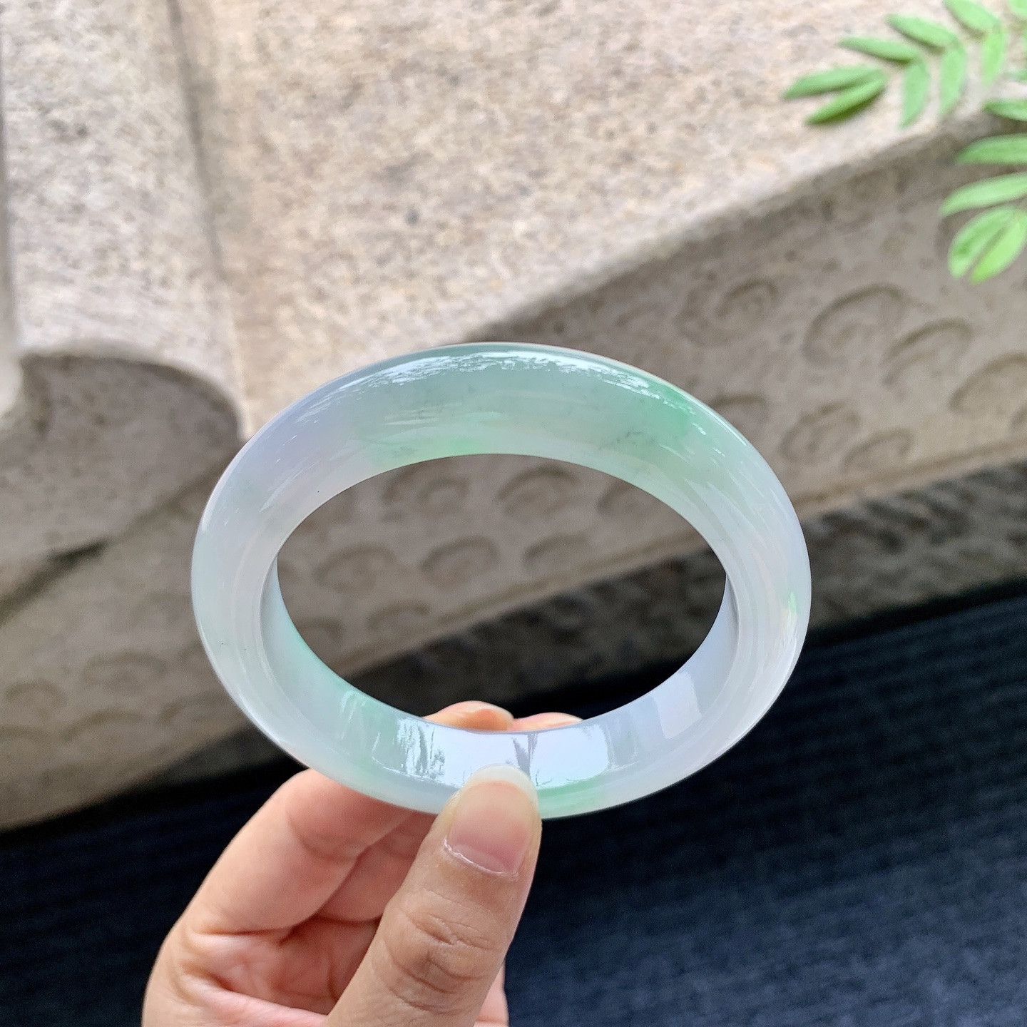 正圈59 60【圈口】60/13/9.8【编码】DZ070806【描述】细糯飘绿，水润，种老，细腻，无裂