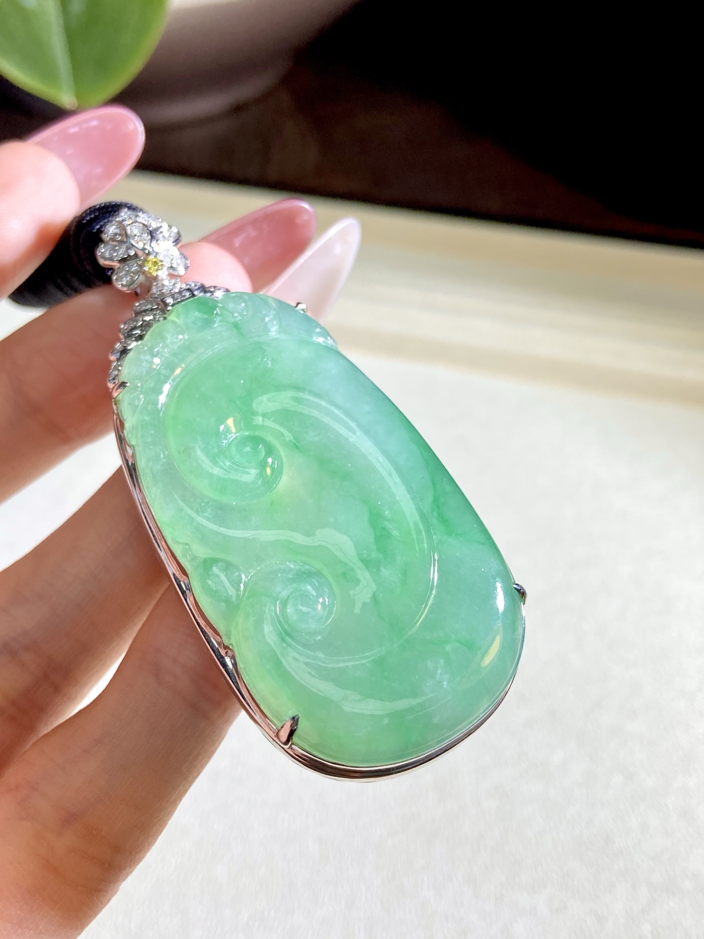 冰种晴水绿如意吊坠，有种有色，大件且厚装，如意如意 随我心意，上身显贵又大气：65.7-29.4-12.9，裸石：50.5-29.4-4.2mm，无裂