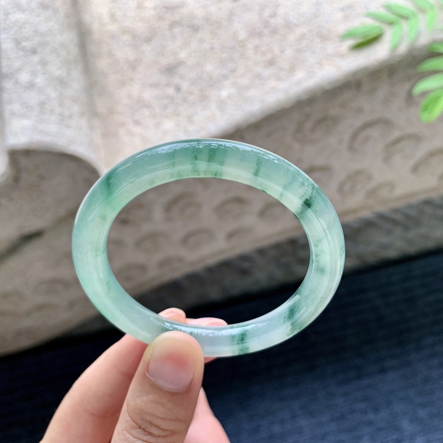 圆条49 50【圈口】50.6/8/8.2【编码】WW070824【描述】糯冰飘花，水润，种老，细腻，无裂