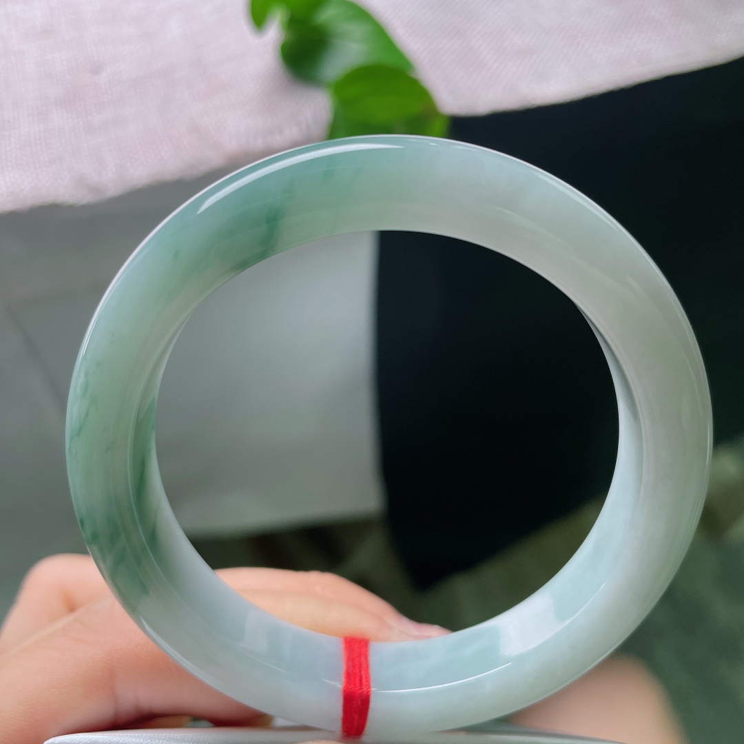 飘花正圈，有纹，水润细腻，飘花集中分布于镯身一侧，花色虚实相间，形态自然写意，没有杂乱杂色，层次感鲜明。ss55675a