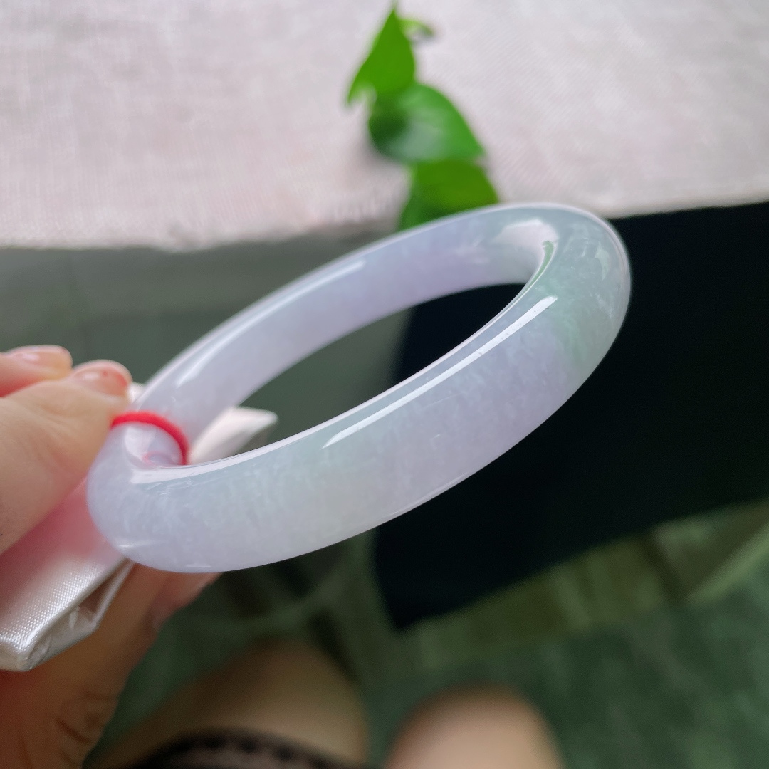 53.2/11，圆条，无裂，淡紫凝润，玉色朦胧温柔。质地细腻通透，浅淡紫色底色清雅脱俗，绿丝萦绕镯间，含蓄温柔。ss55693a