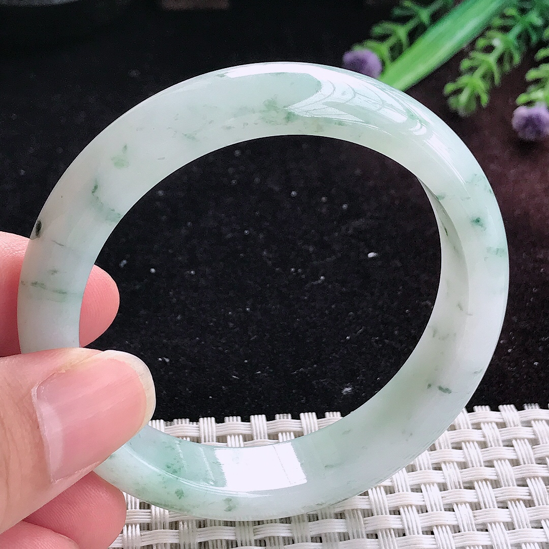 实拍A货翡翠54/13/7.8老坑秀气冰润飘花手镯平安镯美人镯