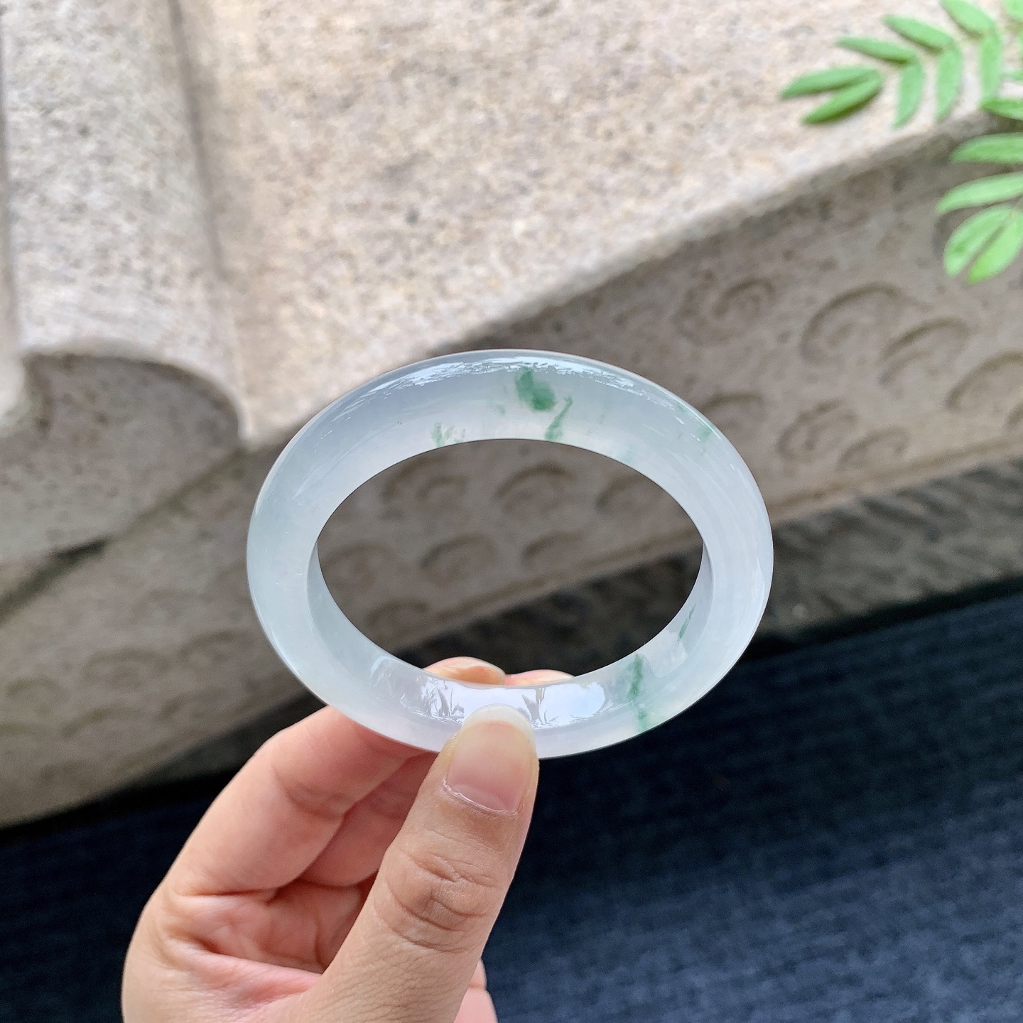 正圈 圈口52.2/10.1/8.6 编码DZ070807 描述冰糯飘花，清透，水润，种老，细腻，打灯有絮线
