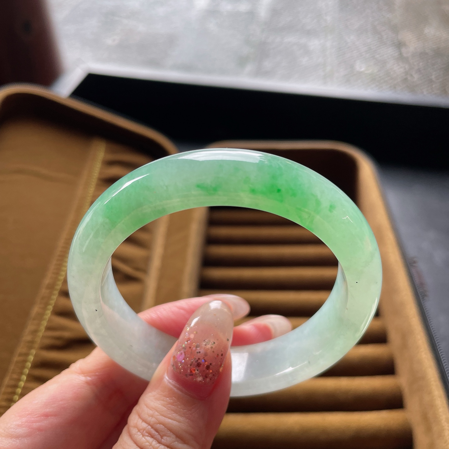 手镯正圈52 53圈口52.3-12.8-8.2编码0707QH29描述冰种飘绿，晶莹剔透，水润，种老，无裂