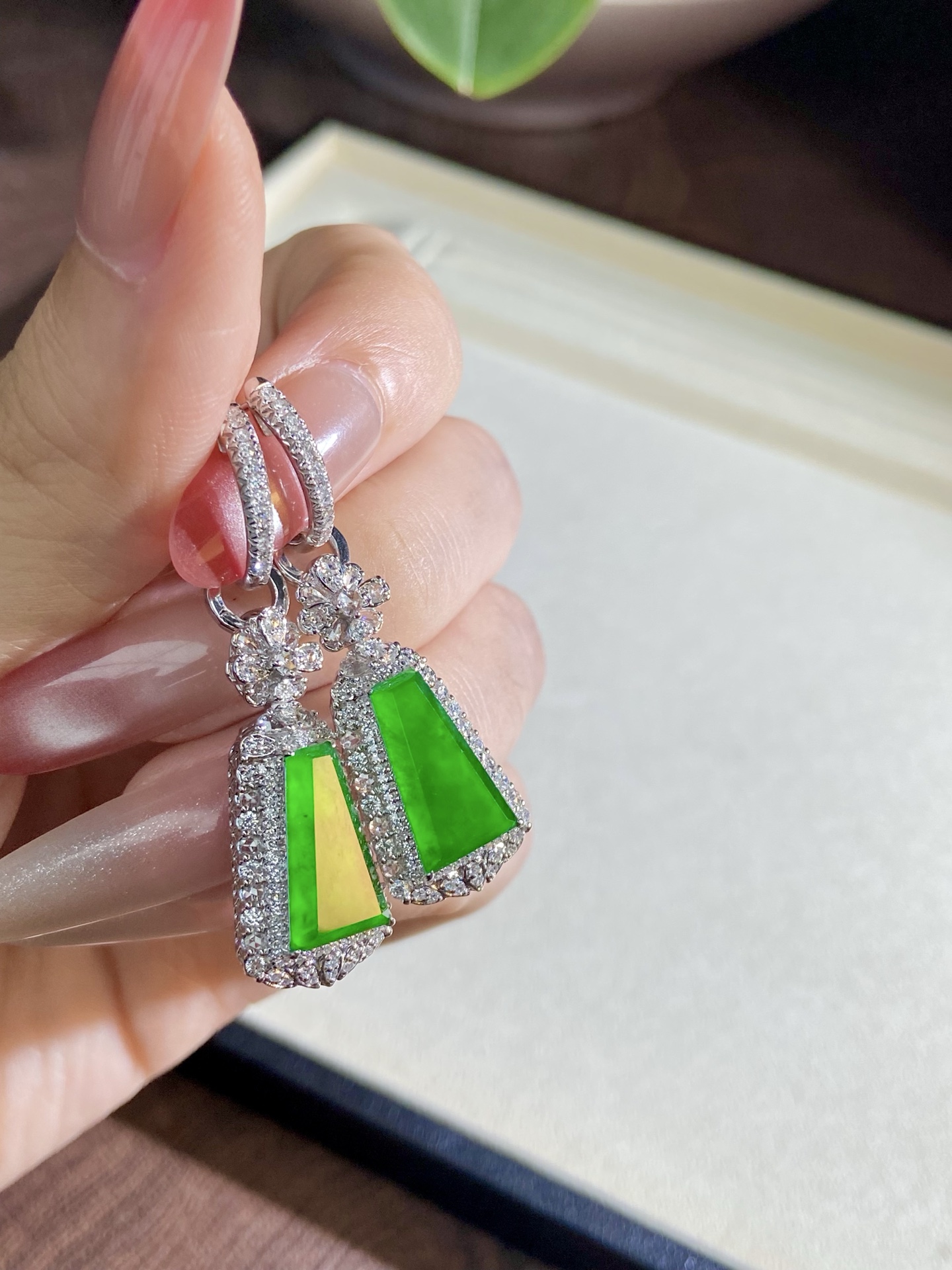冰种辣绿无事牌耳坠，色浓郁，素面不雕的感，佩戴上耳瞬间提升气质：44.8-13-9.5，裸石：14.3-8.6-2.2mm，无裂