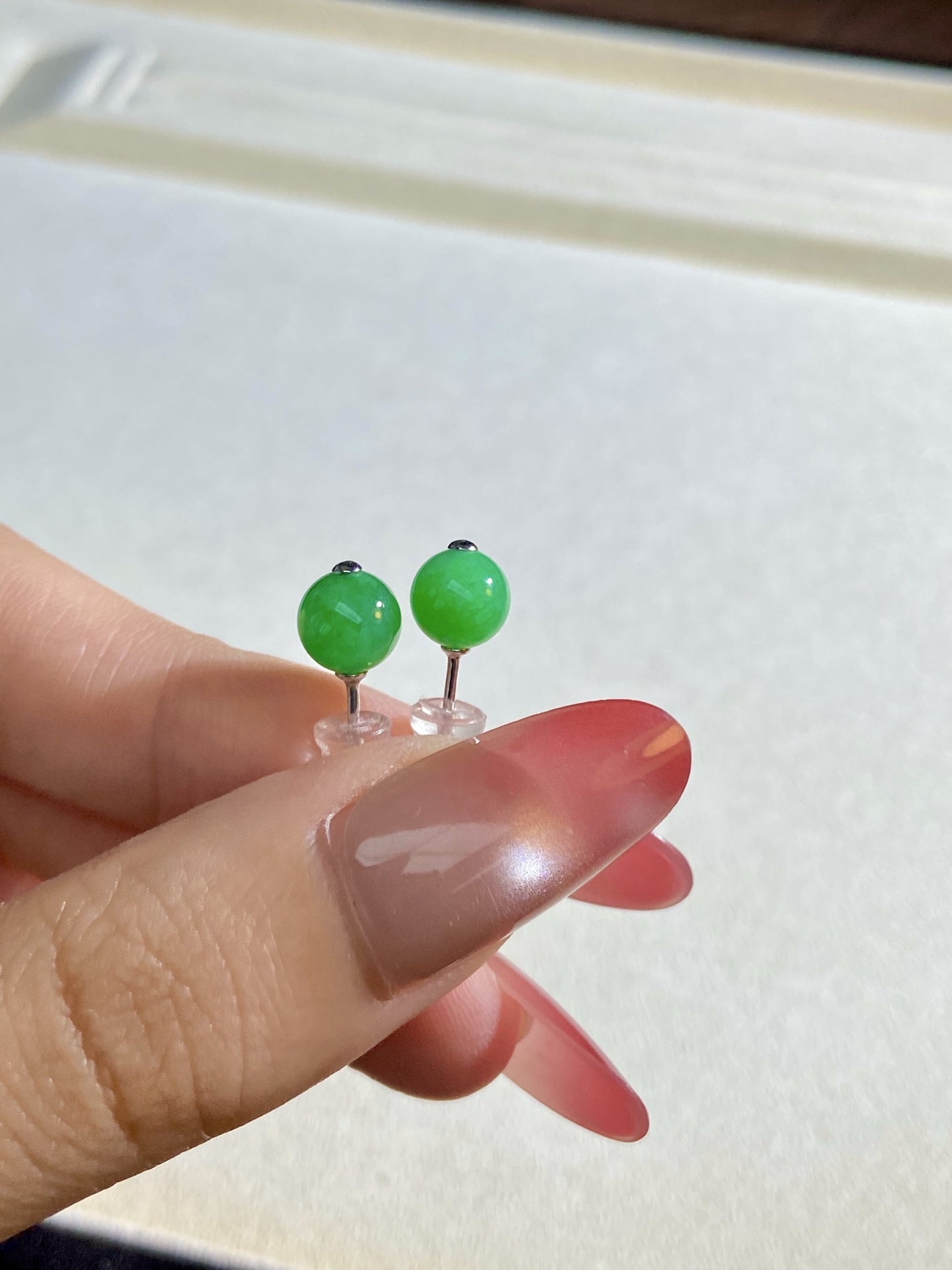 冰种阳绿珠珠耳钉，极简，上耳效果非常惊艳，裸石：7mm，无裂