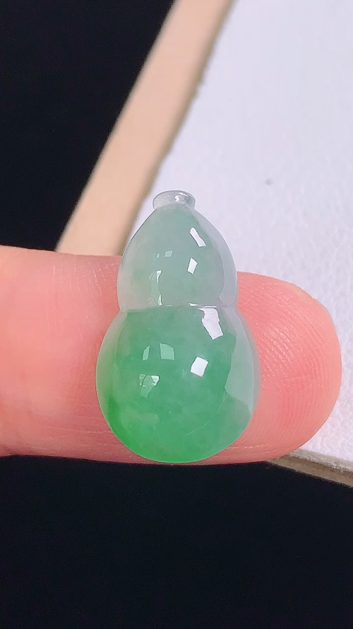 冰绿葫芦，一刀切，无裂，尺寸:17.7-10.6-5.5mm