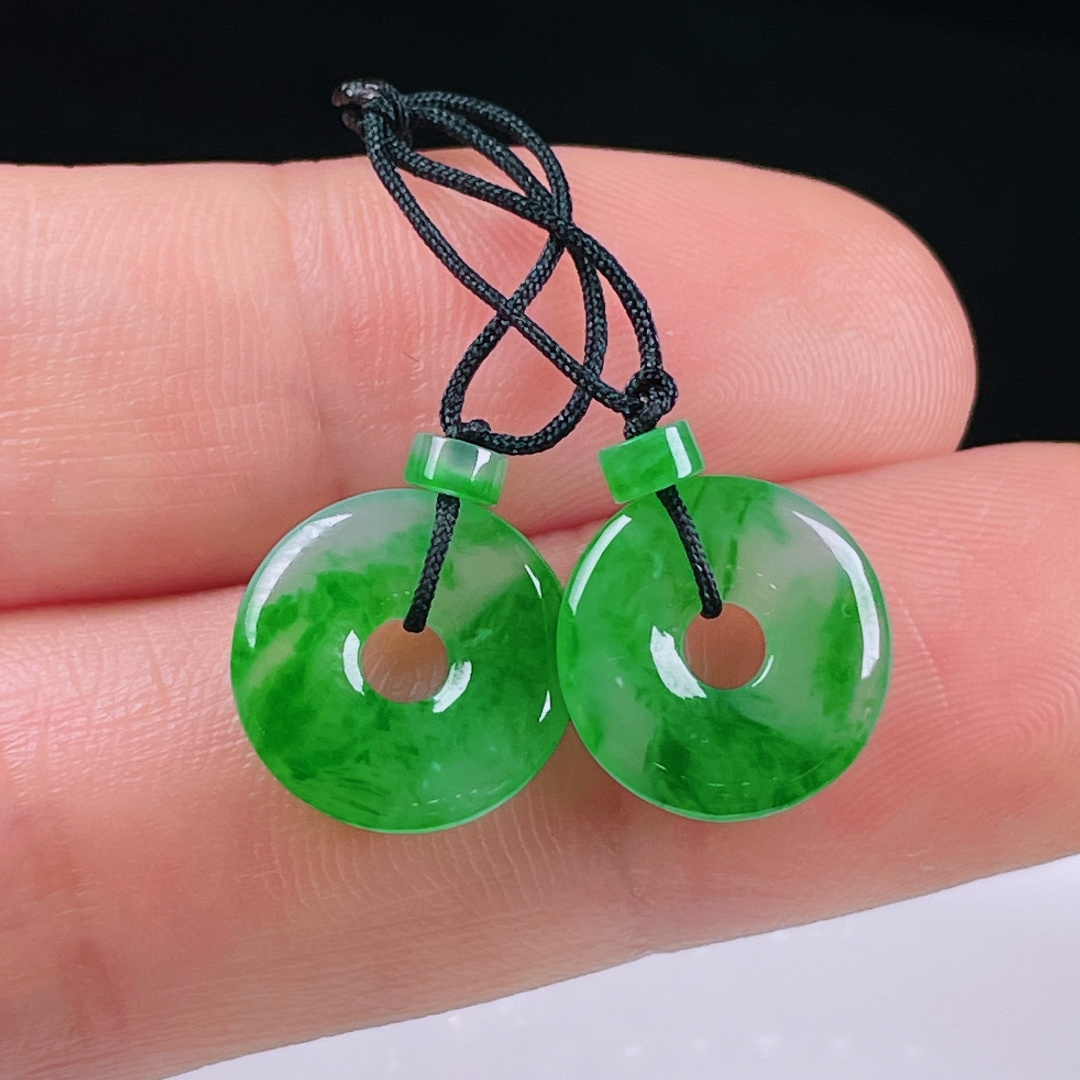 ️冰绿耳坠，老种起光 ，细底通透，尺寸：12.4/2.3mm0707