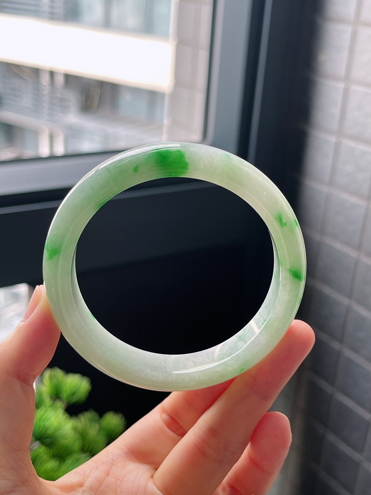 圈口58.3，糯化种飘阳绿翡翠正圈手镯