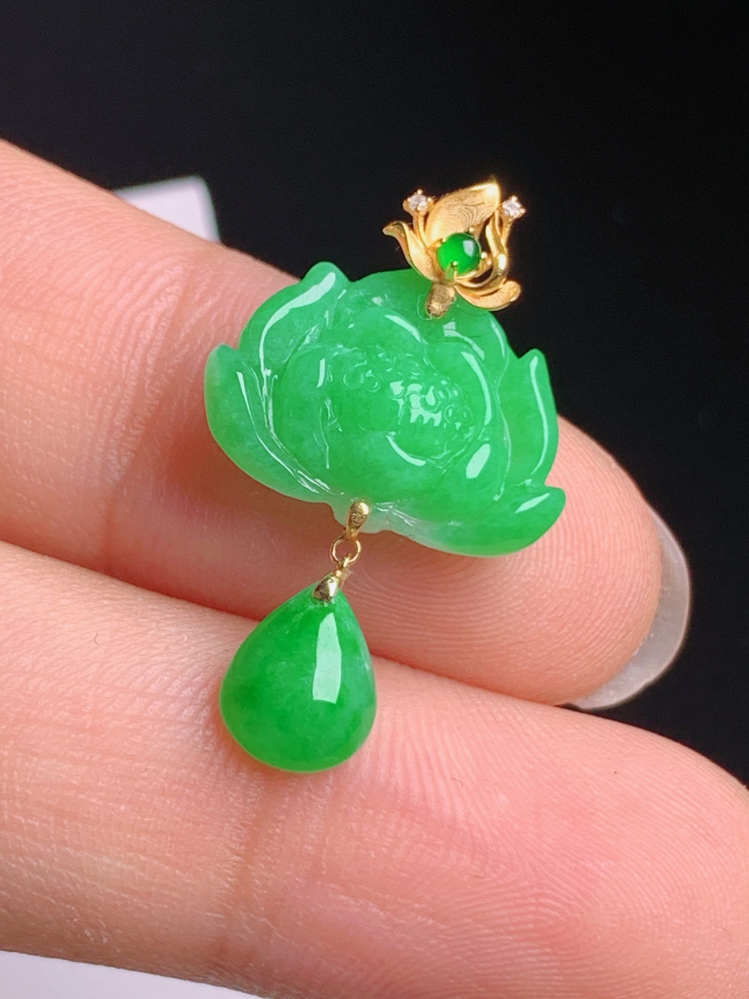满绿莲花吊坠，正阳辣绿浓郁匀净，莲心清雅温婉显贵，裸石11-15.5-525.5，47