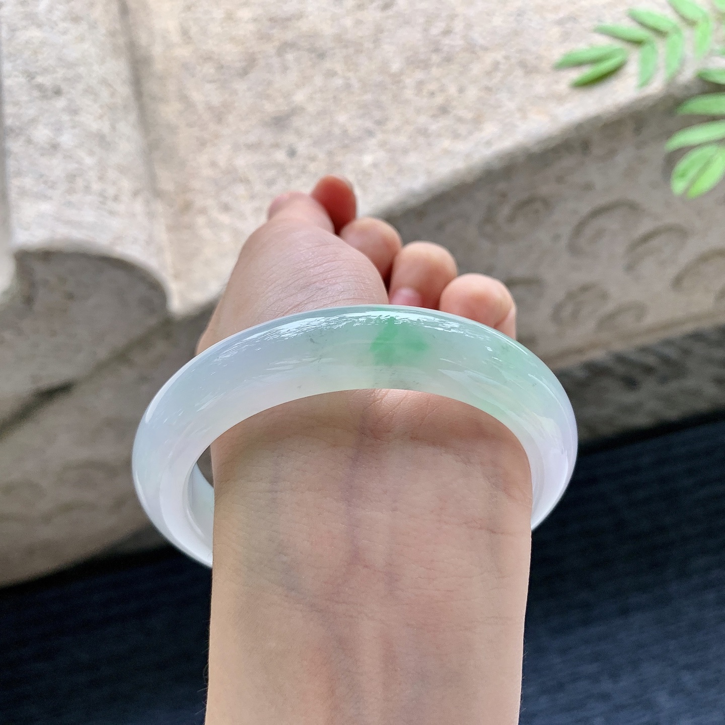 正圈59 60【圈口】60/13/9.8【编码】DZ070806【描述】细糯飘绿，水润，种老，细腻，无裂