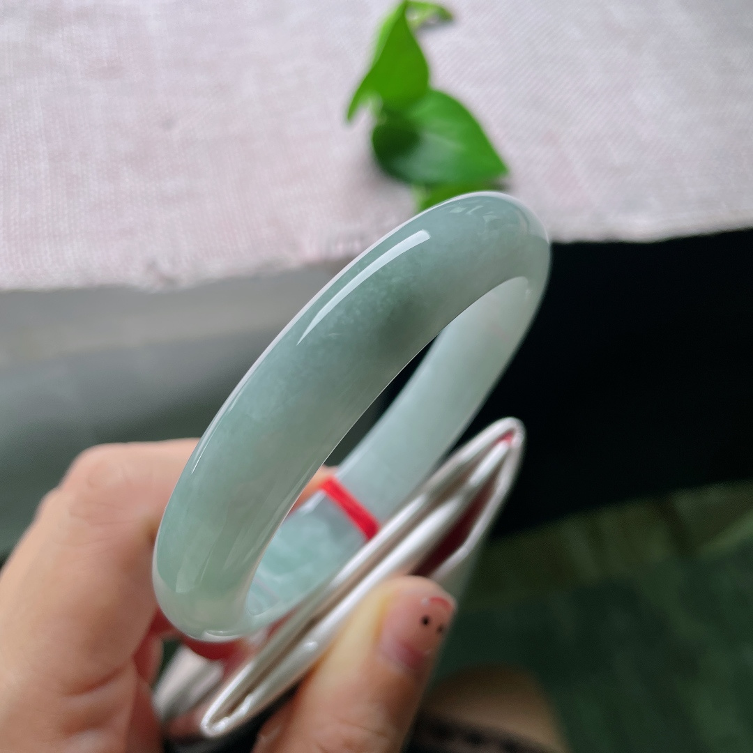 57.8/12/8.2，蓝底正圈，无裂，似一汪静湖凝于玉圈，清浅柔光漫绕腕间，清雅悠。ss55731a。