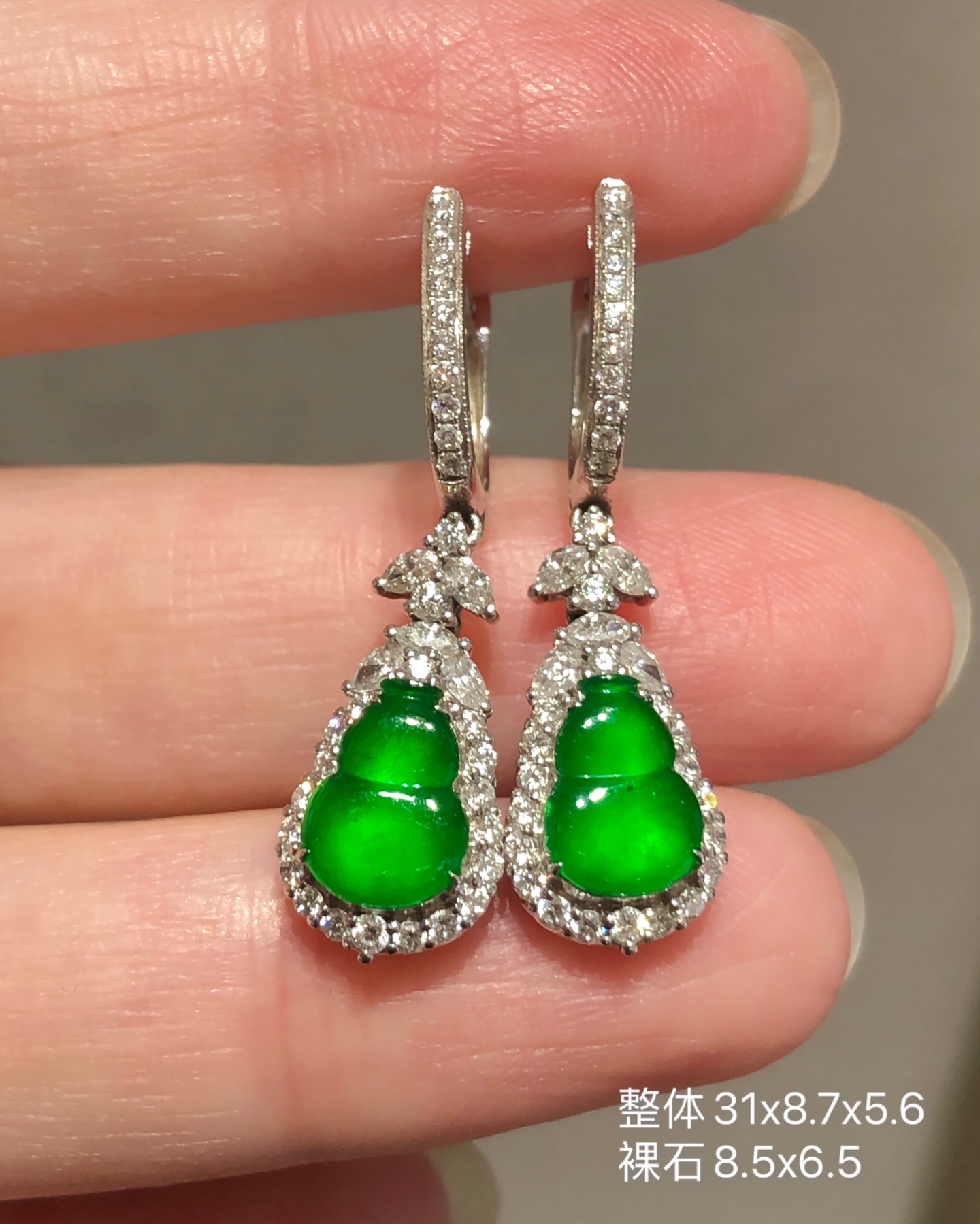 高冰辣绿葫芦耳坠 种老起光的两颗葫芦，性比超高，款式经典上耳效果非常精致 整体31x8.7x5.6 
