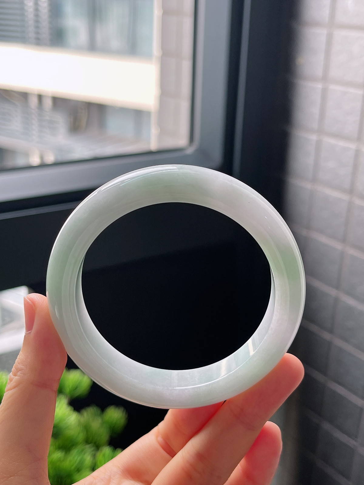 圈口57.2，糯化种飘花飘绿翡翠正圈手镯