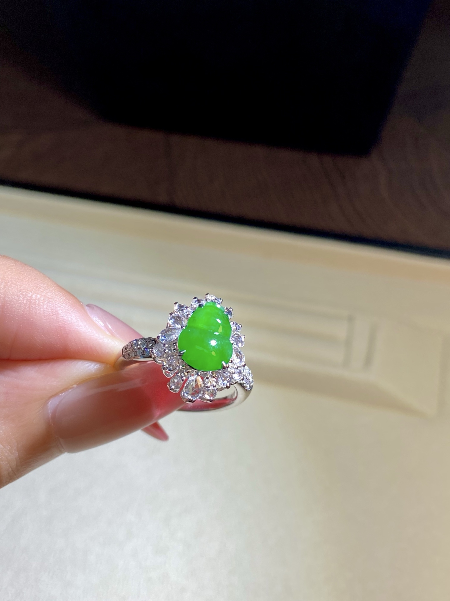 冰种阳绿葫芦戒指，种水色，钻石点缀熠熠生辉，戴葫芦就有享不尽的福禄：15.8-12.8-9，裸石：9.3-7.3-3.5mm，无裂