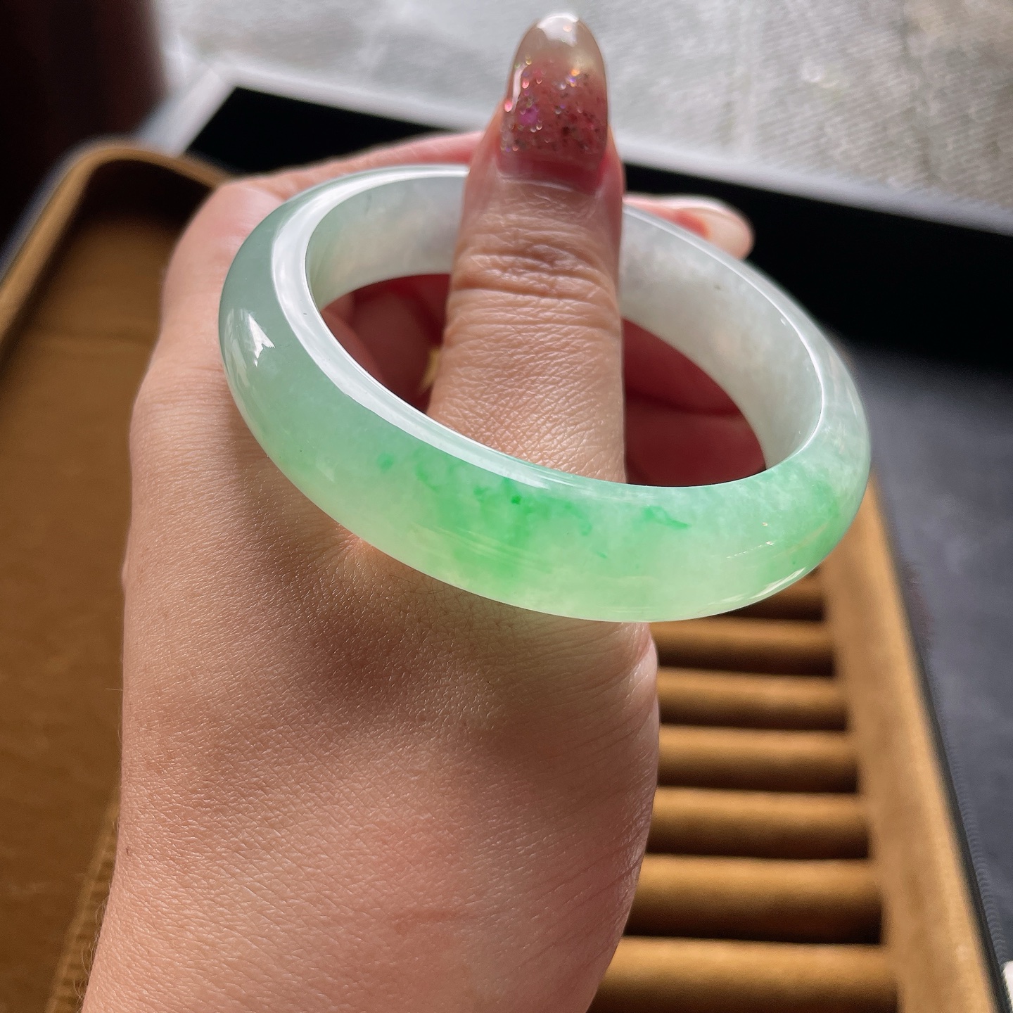手镯正圈52 53圈口52.3-12.8-8.2编码0707QH29描述冰种飘绿，晶莹剔透，水润，种
