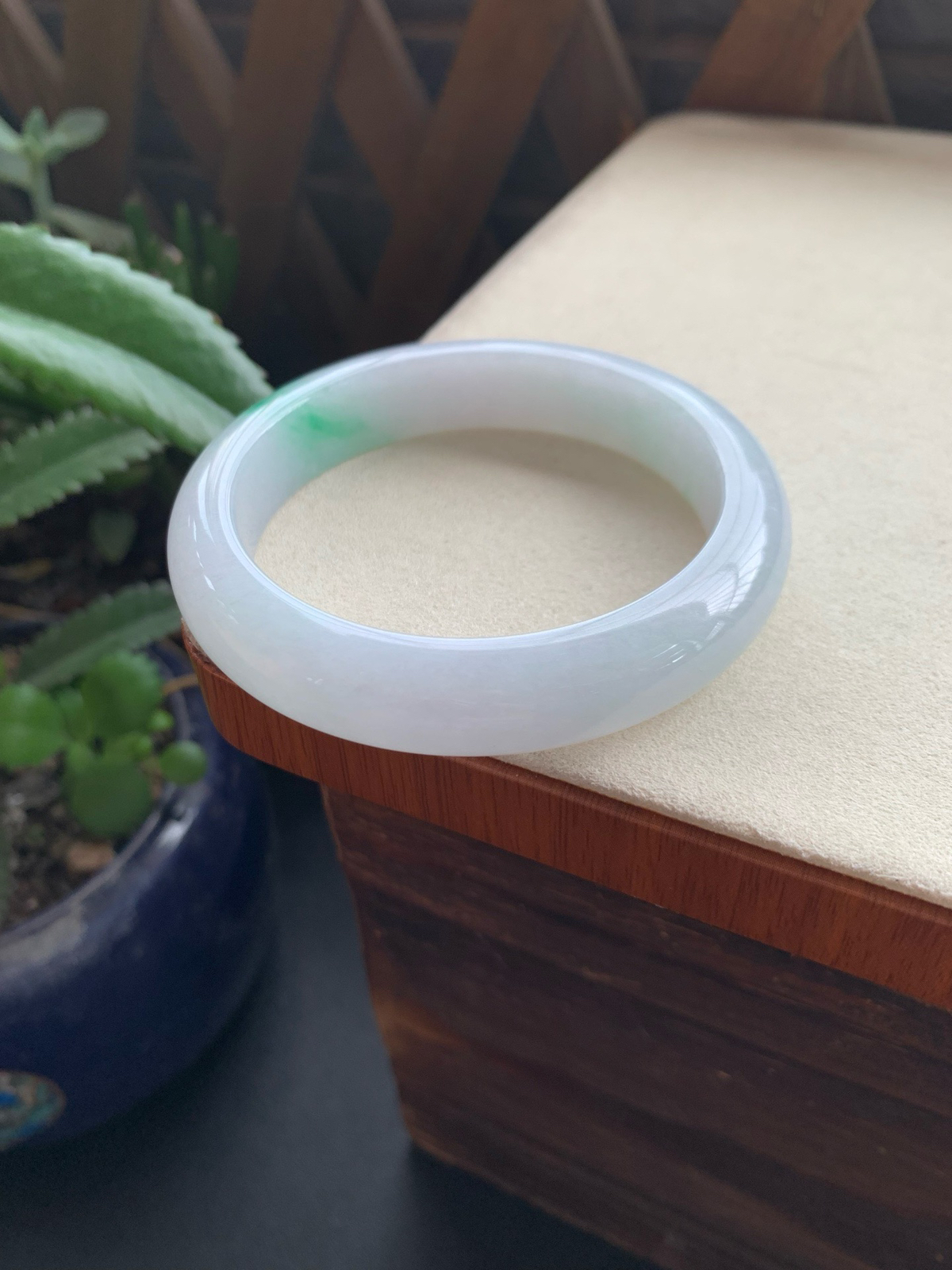 58.6圈口飘阳绿正圈手镯