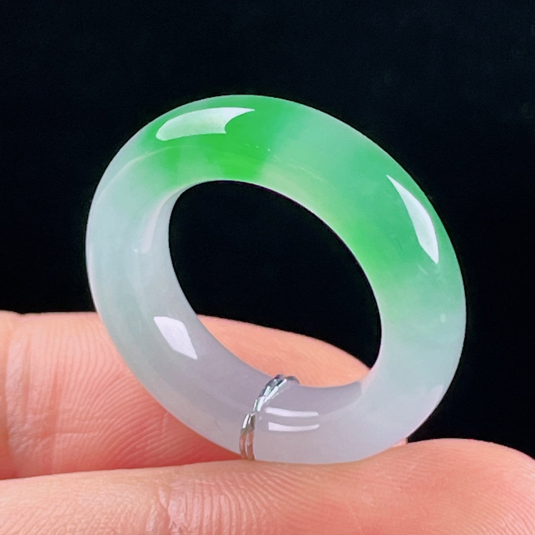 ️冰绿指环，老种起光 ，细底通透，尺寸：6/4.7圈口11.5mm0706