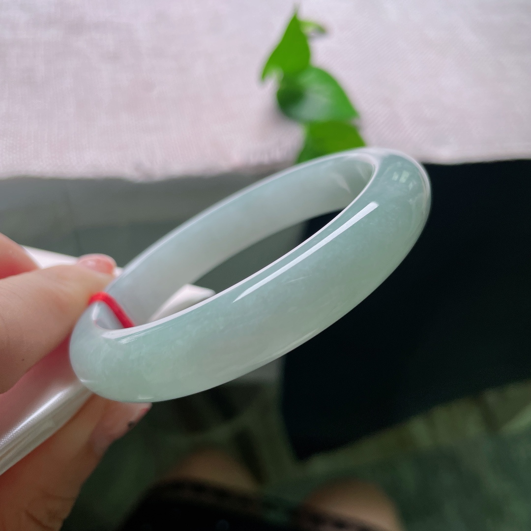 57.8/12/8.2，蓝底正圈，无裂，似一汪静湖凝于玉圈，清浅柔光漫绕腕间，清雅悠。ss55731a。
