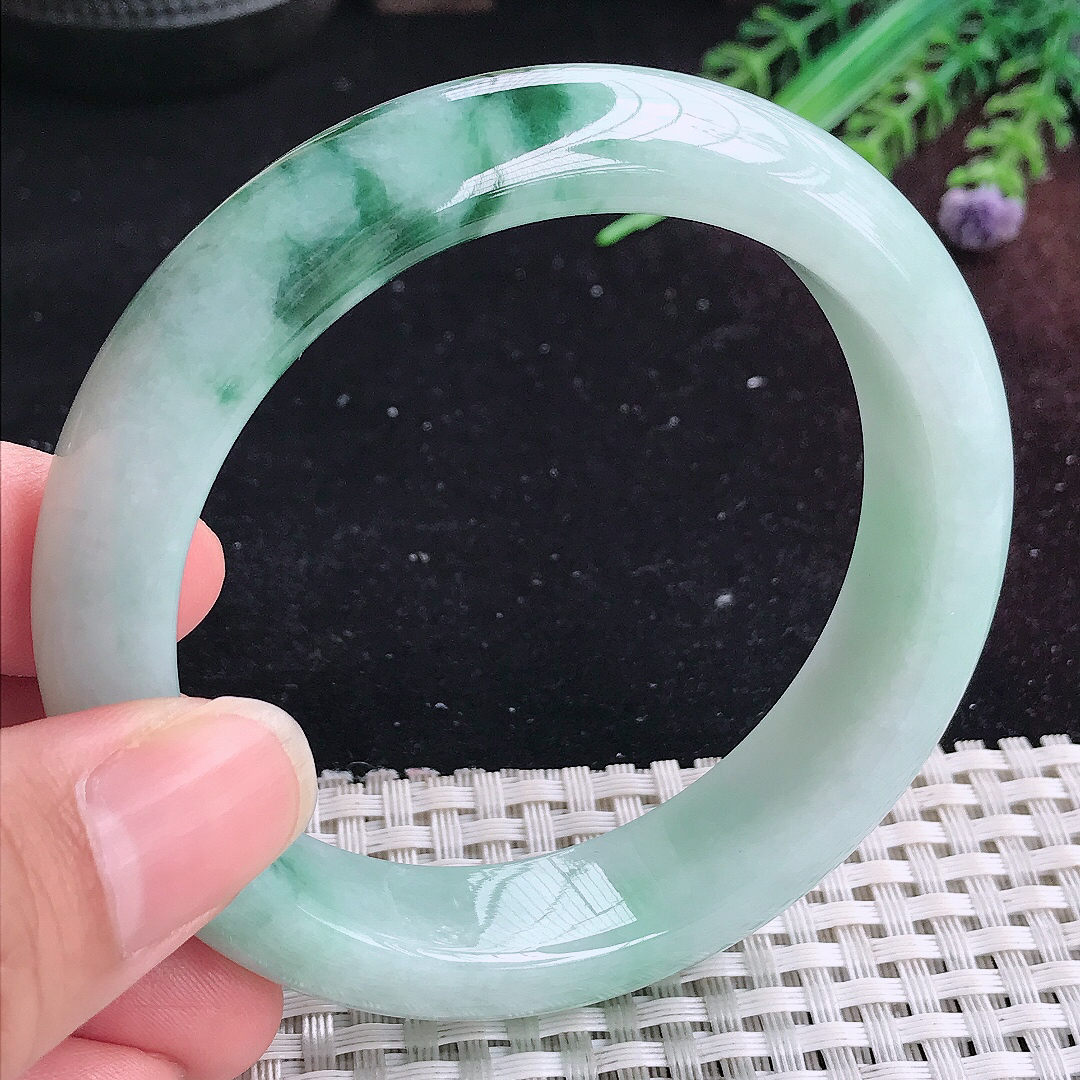实拍A货翡翠58.5/14.2/9老坑温润飘花手镯平安镯美人镯