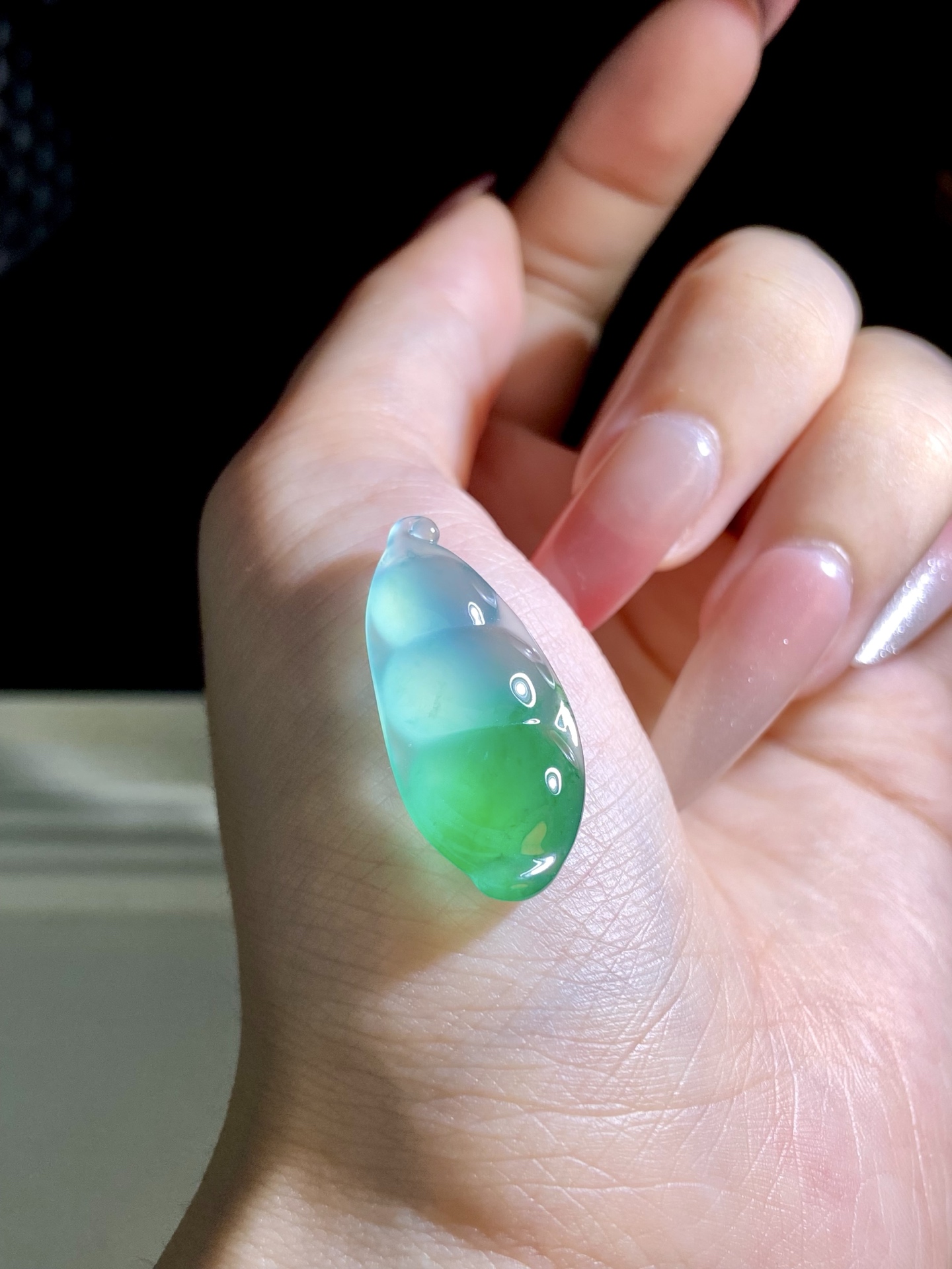 高冰种木纳绿福豆，漂亮的种水是藏不住的，胶胶润润的，厚度讨喜 福气满满，镶枚吊坠无敌了：，裸石：31.2-13.8-4.4mm