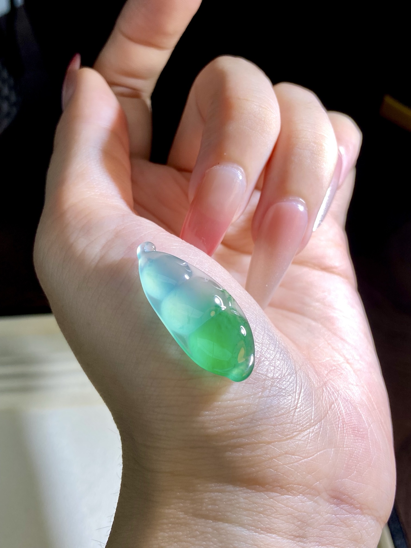 高冰种木纳绿福豆，漂亮的种水是藏不住的，胶胶润润的，厚度讨喜 福气满满，镶枚吊坠无敌了：，裸石：31.2-13.8-4.4mm
