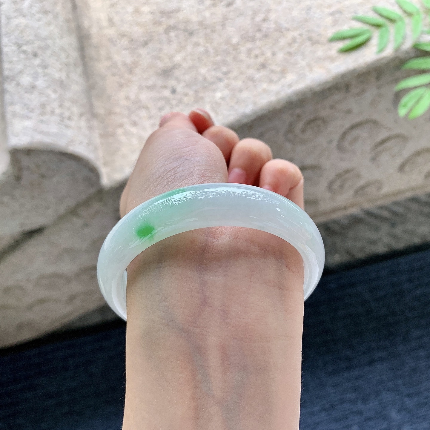 正圈55 56【圈口】56.8/13.9/7.2【编码】Q5070743【描述】冰糯飘绿，水润，种老，细腻，无裂