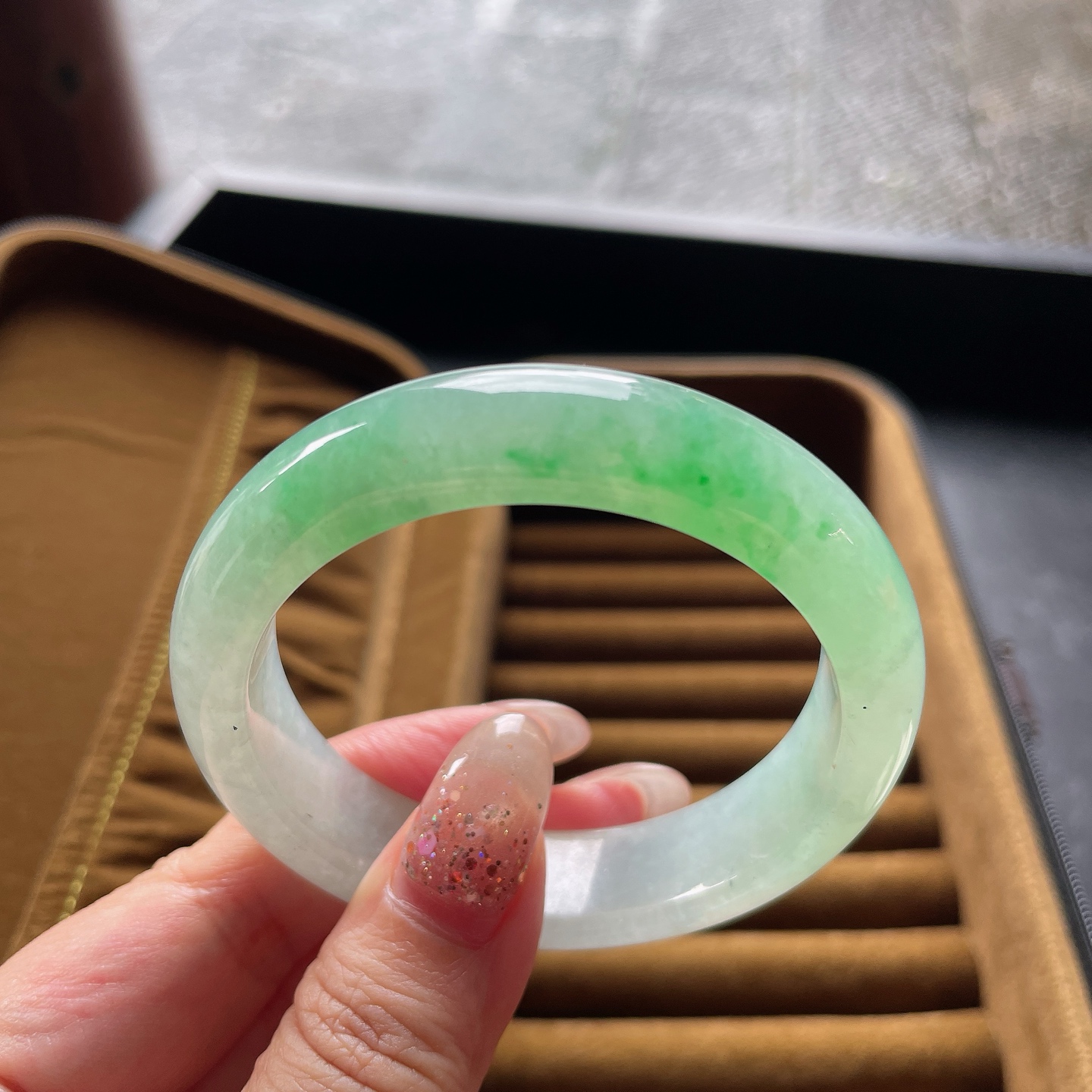 手镯正圈52 53圈口52.3-12.8-8.2编码0707QH29描述冰种飘绿，晶莹剔透，水润，种老，无裂