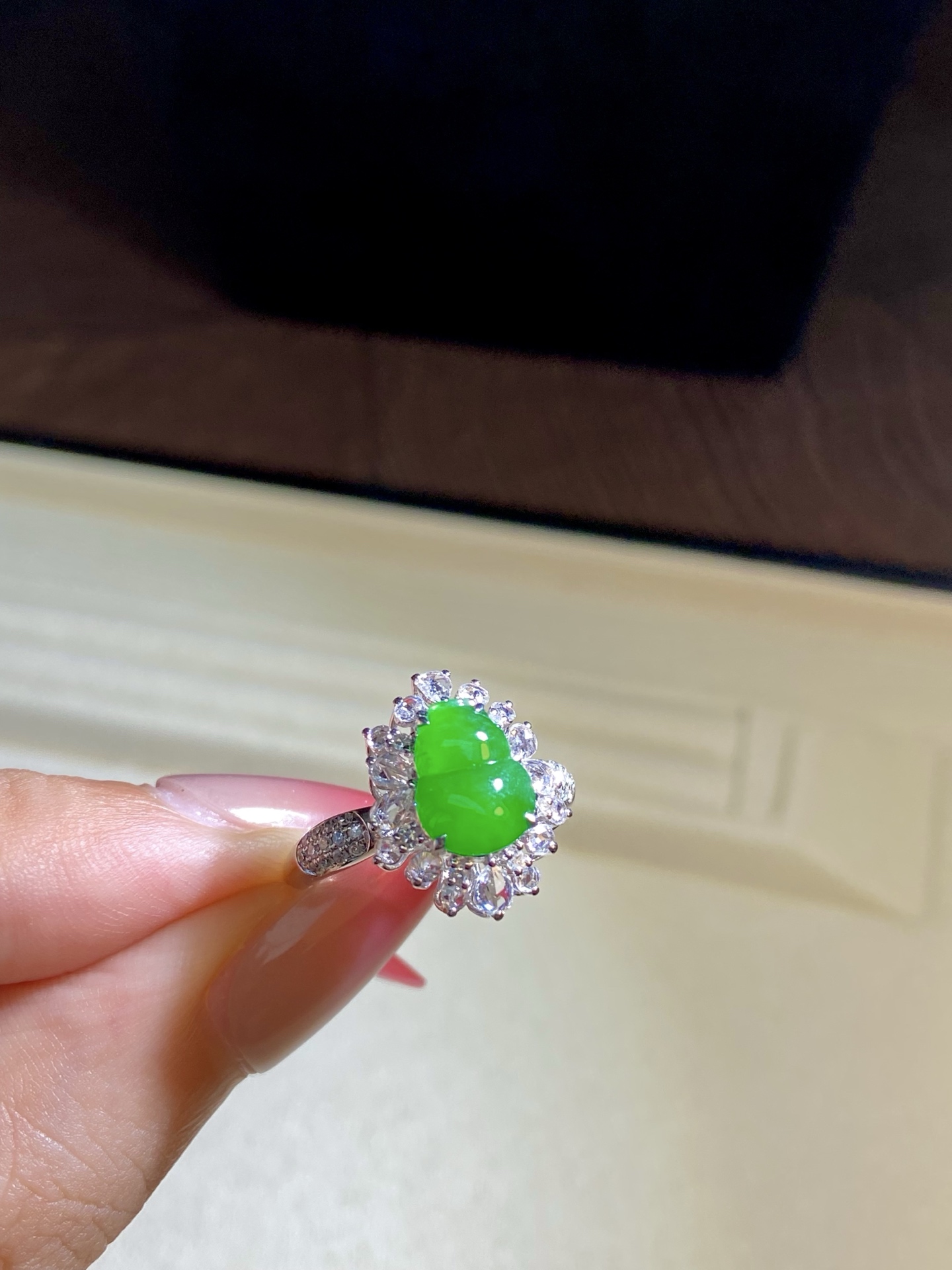 冰种阳绿葫芦戒指，种水色，钻石点缀熠熠生辉，戴葫芦就有享不尽的福禄：15.8-12.8-9，裸石：9.3-7.3-3.5mm，无裂