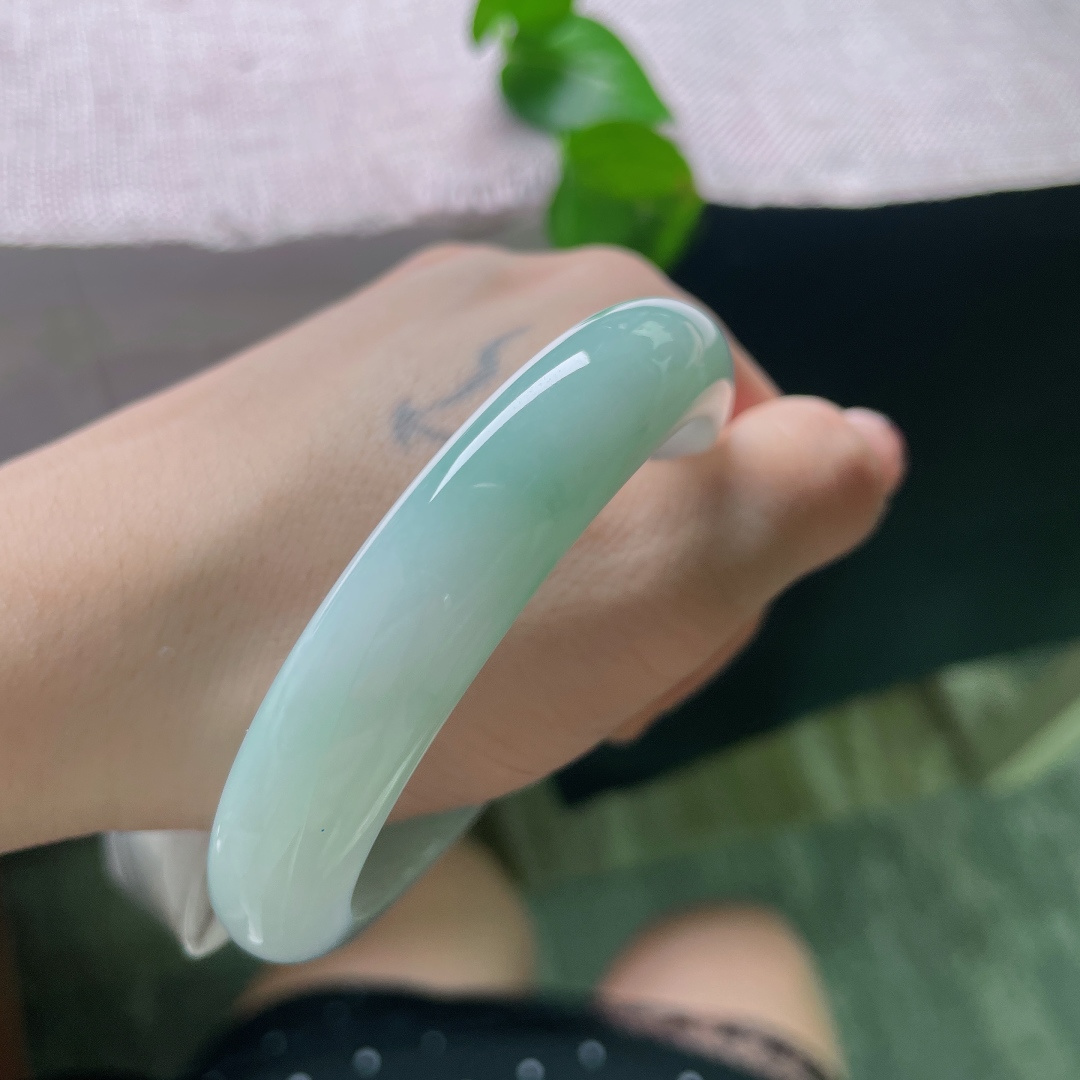 57.7/12.3/8.8，蓝底正圈，无裂，底子干净细腻，腕间凝聚一汪浅湖，静而不争，淡而温柔。ss55672a