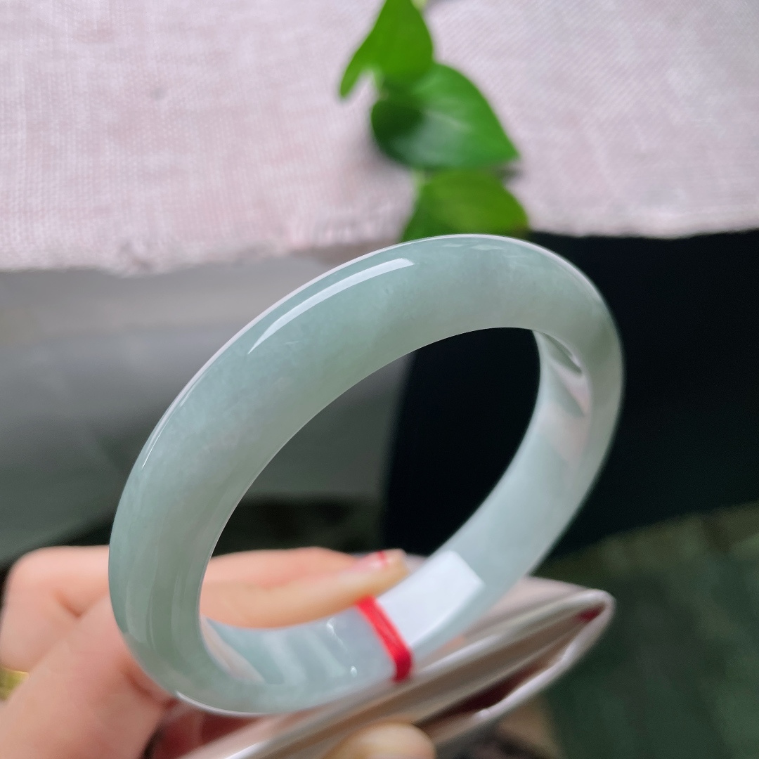 57.8/12/8.2，蓝底正圈，无裂，似一汪静湖凝于玉圈，清浅柔光漫绕腕间，清雅悠。ss55731a。