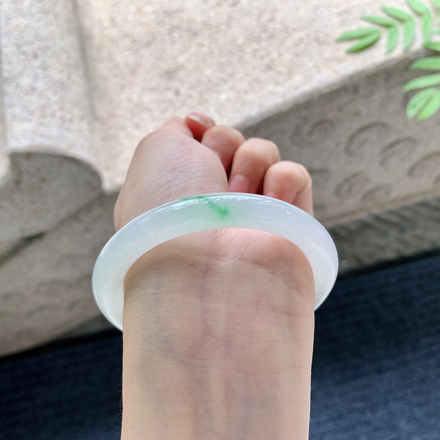 圆条53 54【圈口】54.8/9/8.7【编码】DZ070802【描述】细糯飘绿，水润，种老，细腻，打灯有棉线