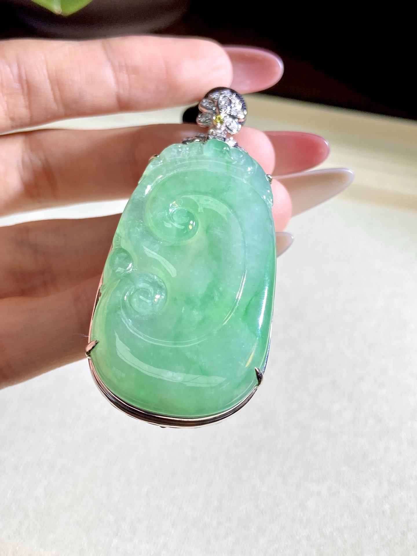 冰种晴水绿如意吊坠，有种有色，大件且厚装，如意如意 随我心意，上身显贵又大气：65.7-29.4-12.9，裸石：50.5-29.4-4.2mm，无裂