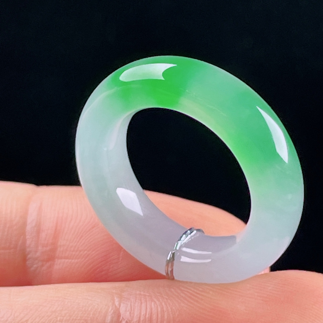 ️冰绿指环，老种起光 ，细底通透，尺寸：6/4.7圈口11.5mm0706
