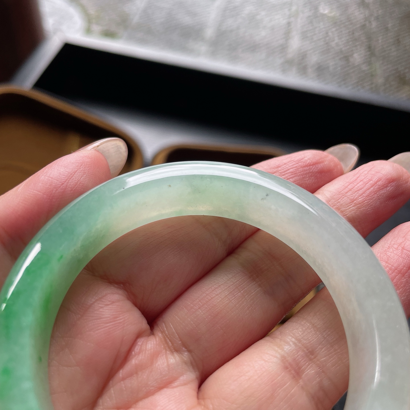 手镯正圈52 53圈口52.3-12.8-8.2编码0707QH29描述冰种飘绿，晶莹剔透，水润，种老，无裂