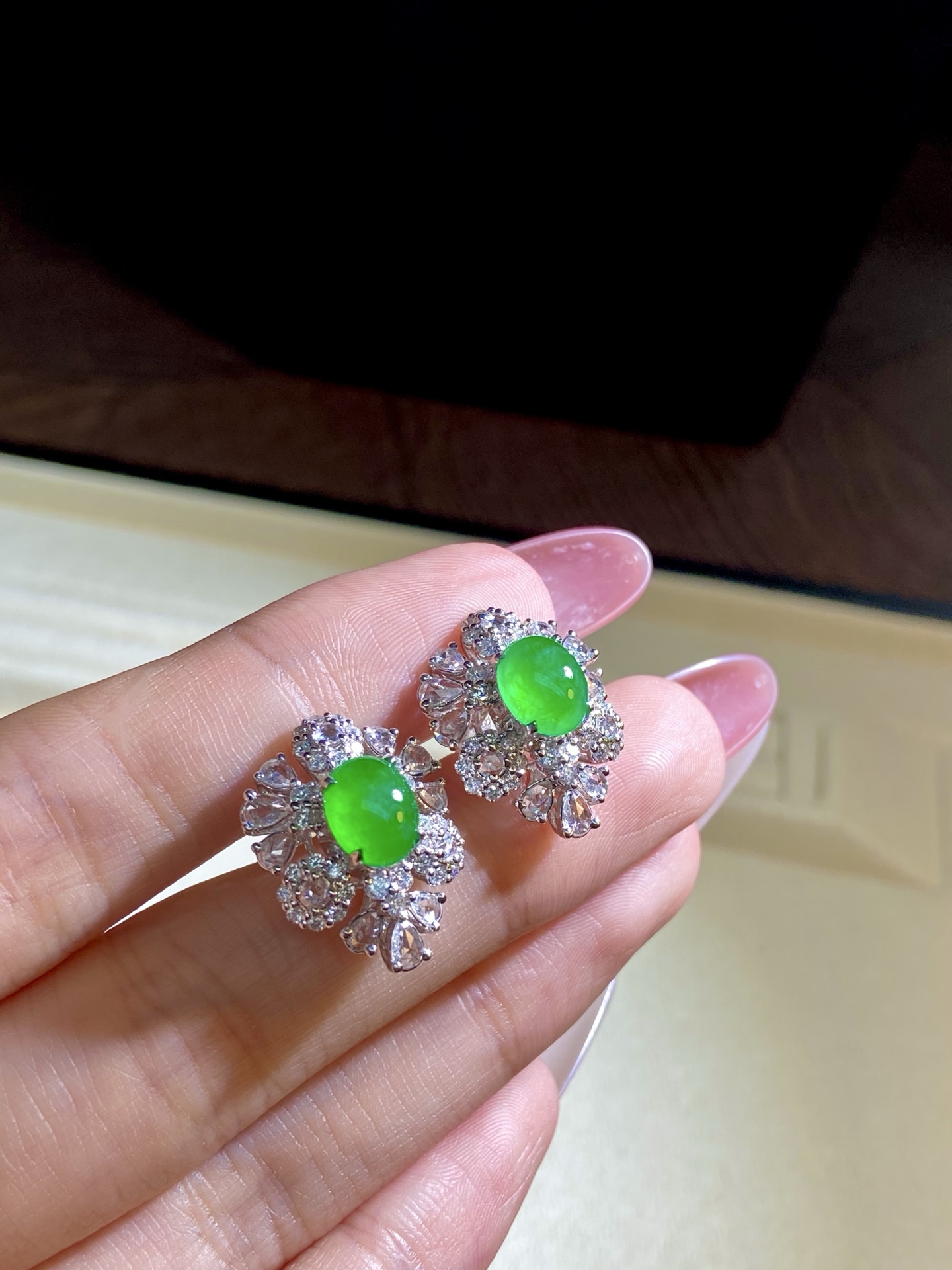 高冰种阳绿蛋面耳钉，色浓郁，贵气小精致，是越戴越爱的品质，上耳好惊艳的存在：19.5-15.6-10.6，裸石：8.1-6.5-3.2mm，无裂