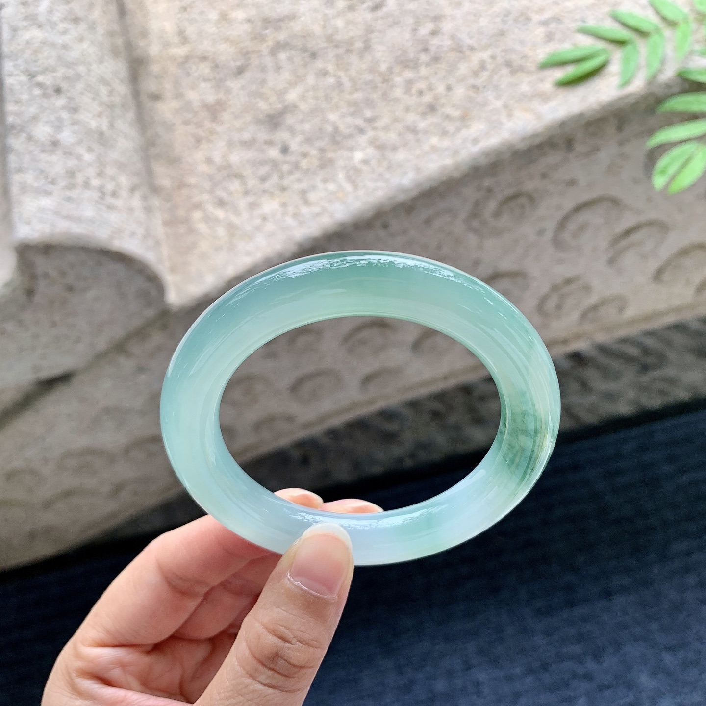 圆条53 54【圈口】54.1/10.2/10.8【编码】A2070853【描述】糯冰飘花，水润，种老，细腻，无裂
