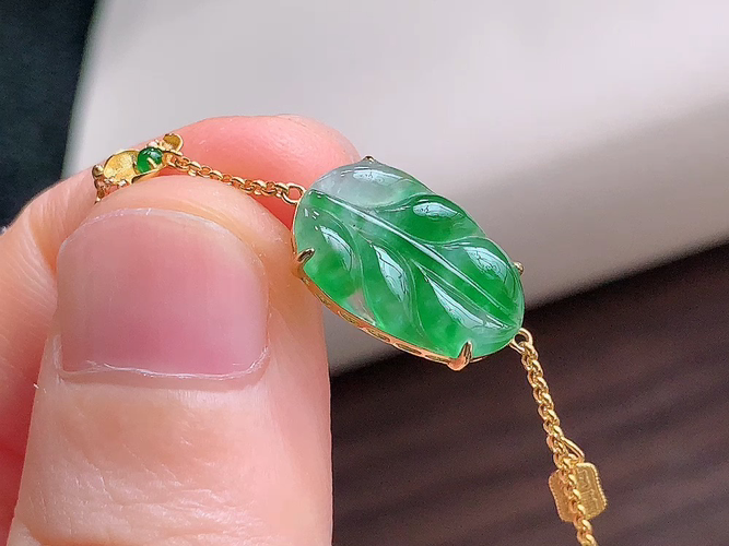 ️ 18K金伴钻叶子手链，尺寸14.9-9.5-2.7mm，包A附证书