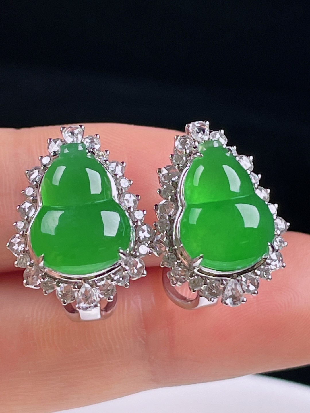 ️冰绿耳包，老种起光 ，细底通透，尺寸：裸石13.4/9.8/4mm0706
