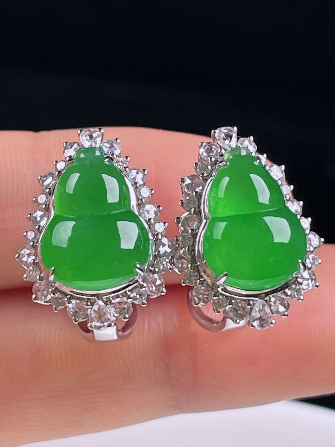 ️冰绿耳包，老种起光 ，细底通透，尺寸：裸石13.4/9.8/4mm0706