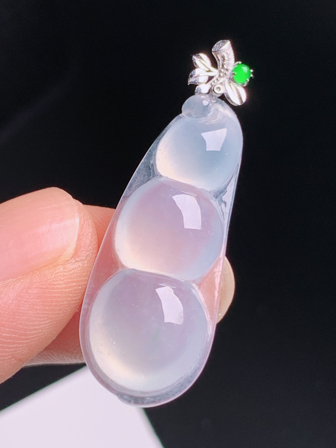 福豆吊坠，胶润通透自带柔光，三豆连枝寓意四季顺遂