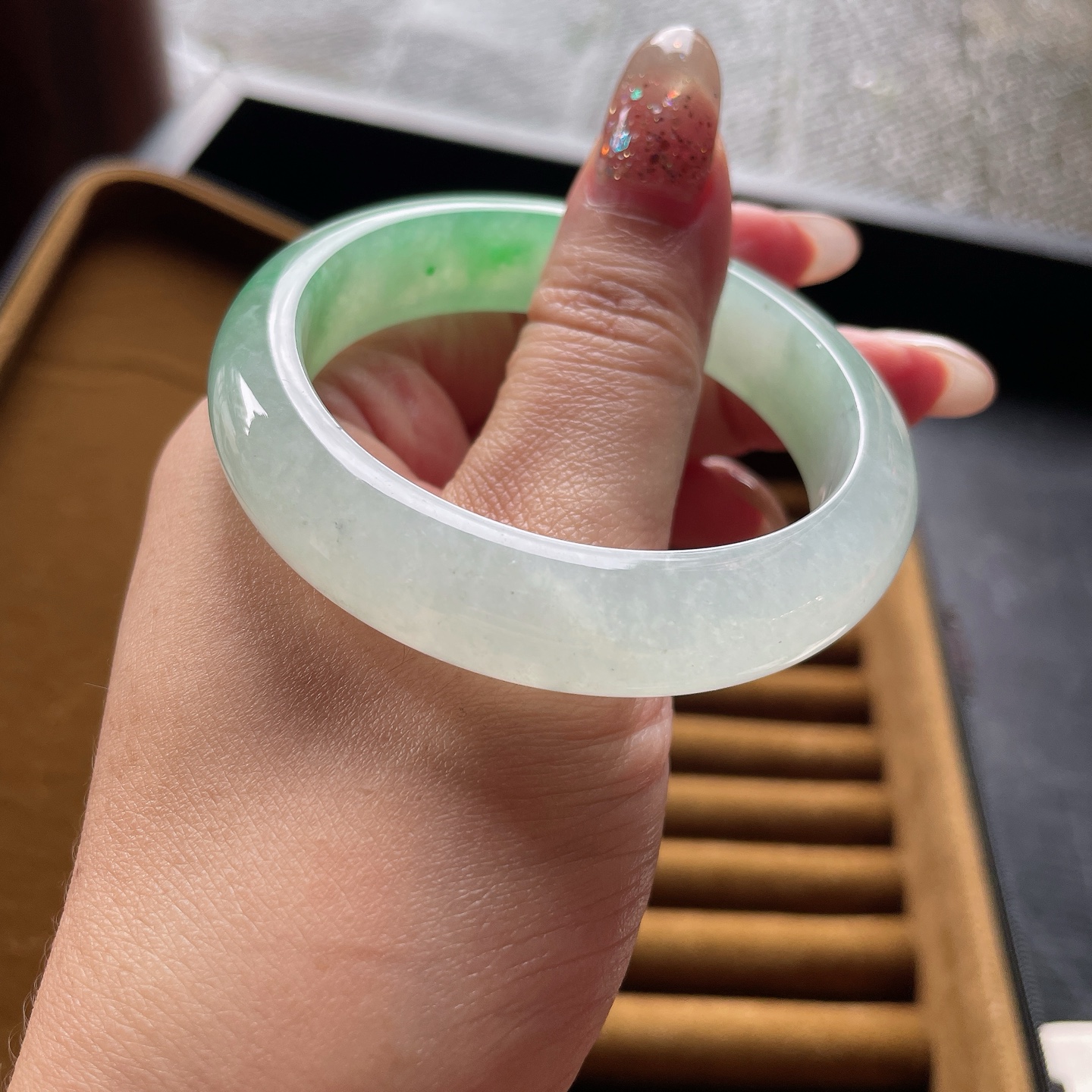 手镯正圈52 53圈口52.3-12.8-8.2编码0707QH29描述冰种飘绿，晶莹剔透，水润，种老，无裂