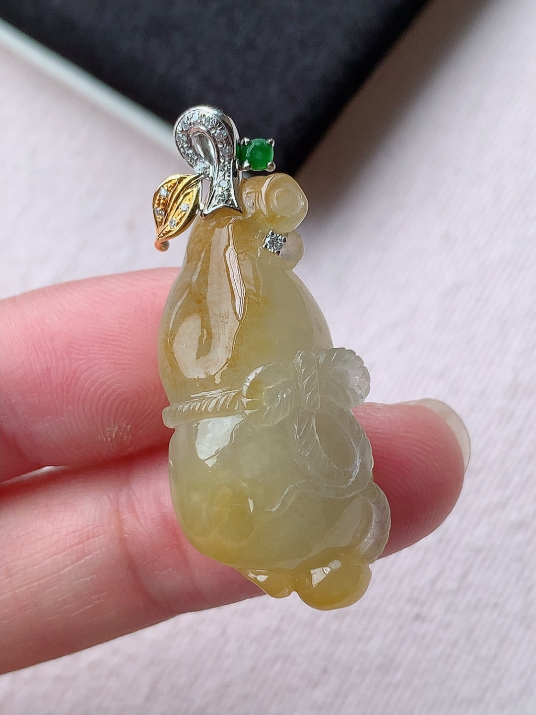 冰黄葫芦吊坠饱满底子细腻，品相喜悦，佩戴简约大气，38.3